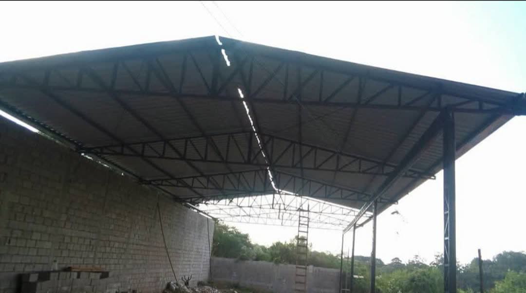 Cobertura metálica em treliça, estrutura industrial em fase de acabamento
