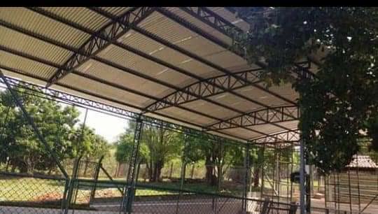 Cobertura de quadra concluída em estrutura de treliça metálica