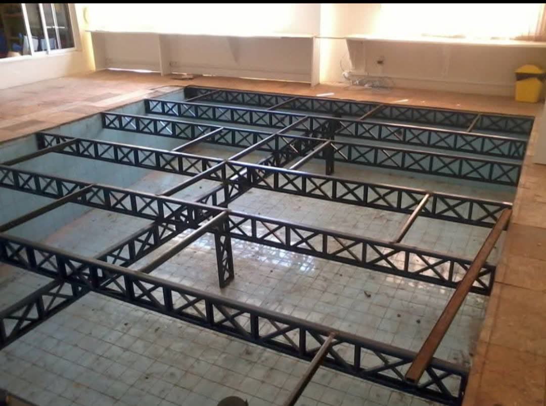 Estrutura metálica para piso elevado em obra interna