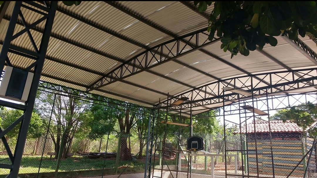 Cobertura metálica em treliça construída pela Tatu Serralheria, Vinhedo/SP