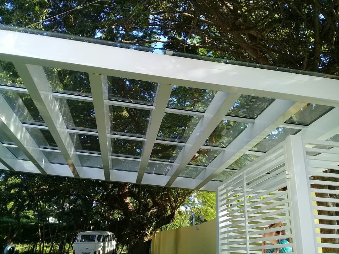 Pergola de vidro e alumínio com fechamento ripado