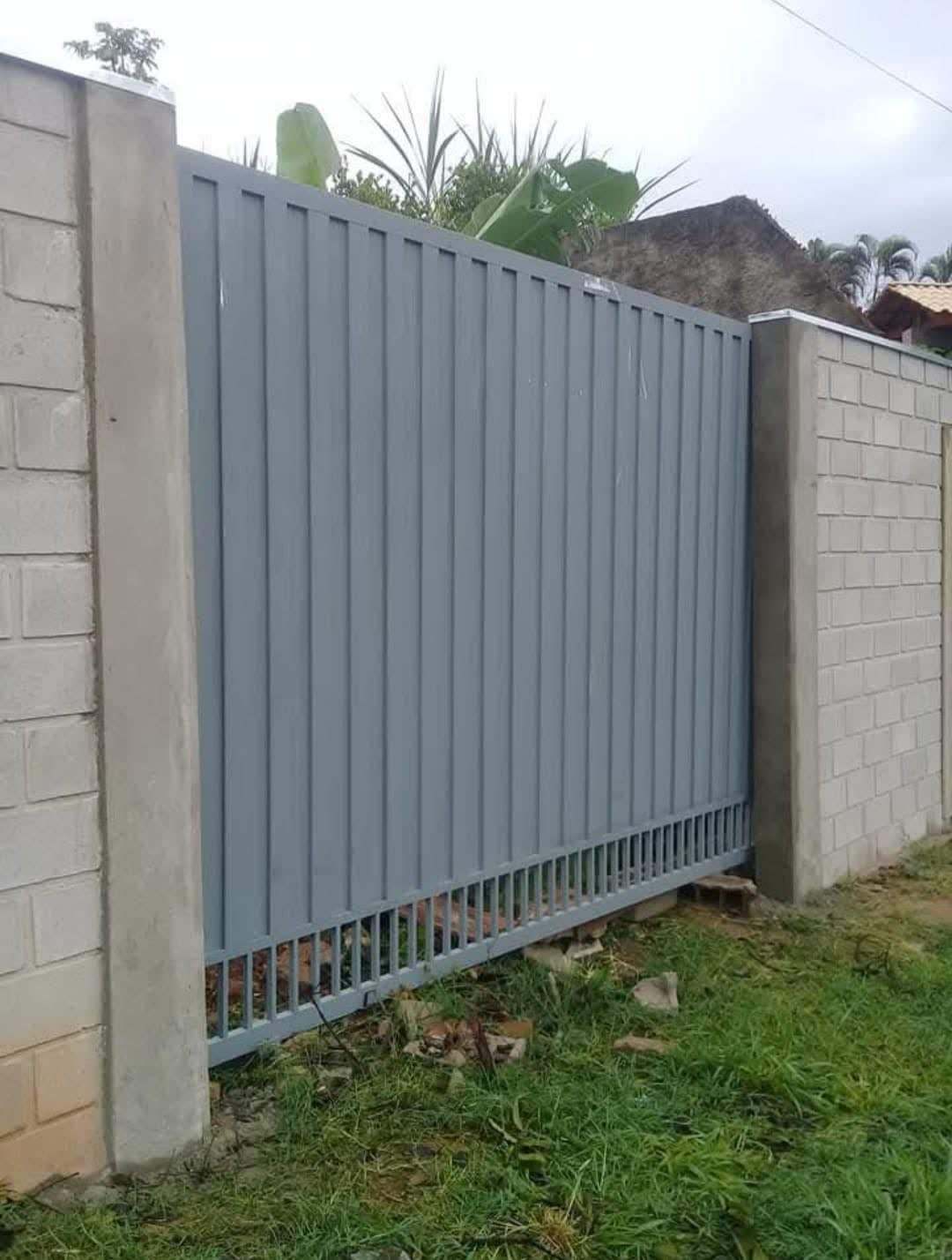 Portão de correr em chapa metálica, acabamento cinza