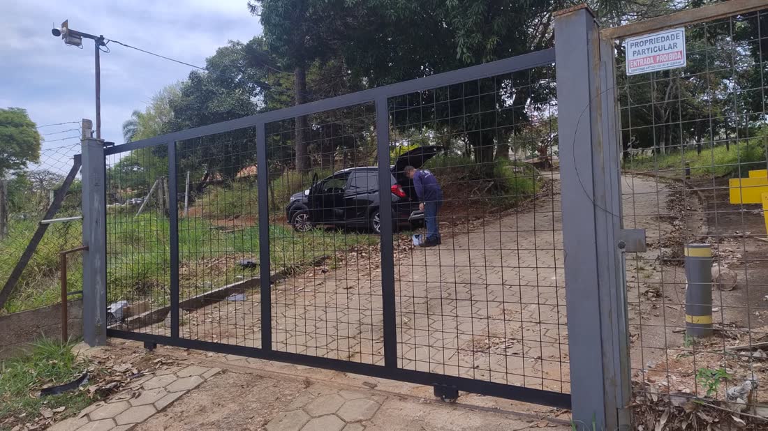 Portão de correr em tela metálica com acionamento automatizado
