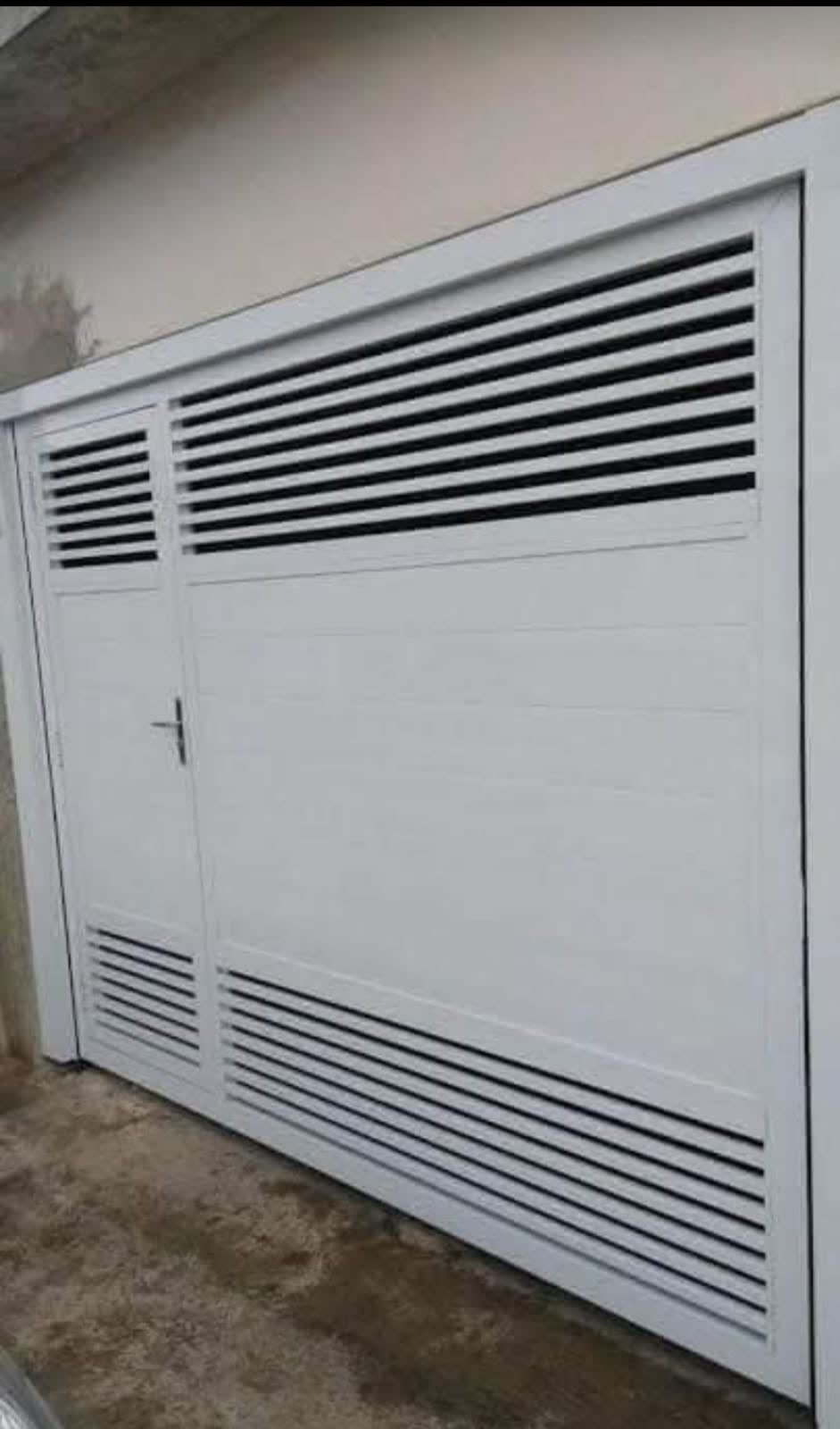 Portão de garagem branco com venezianas